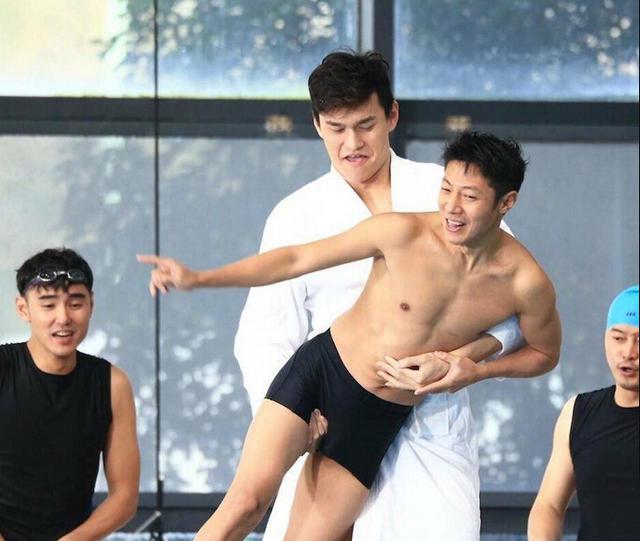 孙杨一把将撒贝宁扔进泳池 手放哪呢？