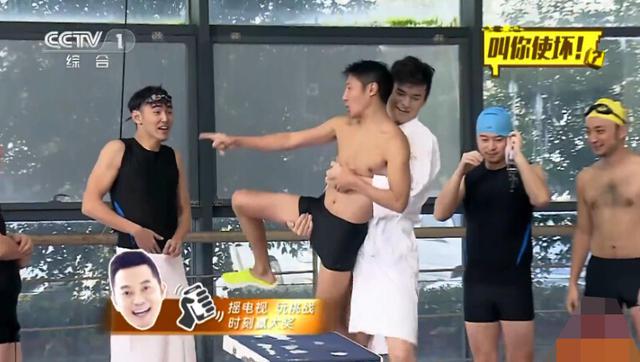 孙杨一把将撒贝宁扔进泳池 手放哪呢？