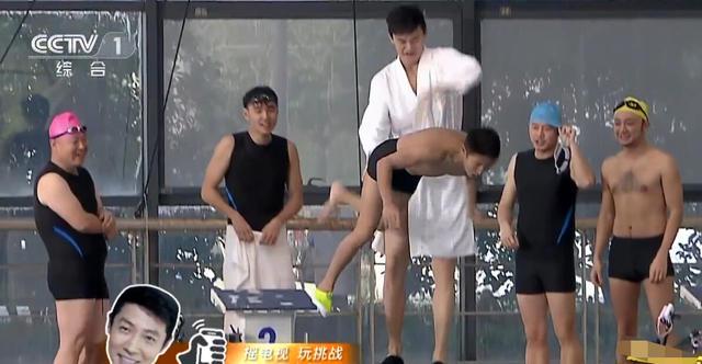 孙杨一把将撒贝宁扔进泳池 手放哪呢？
