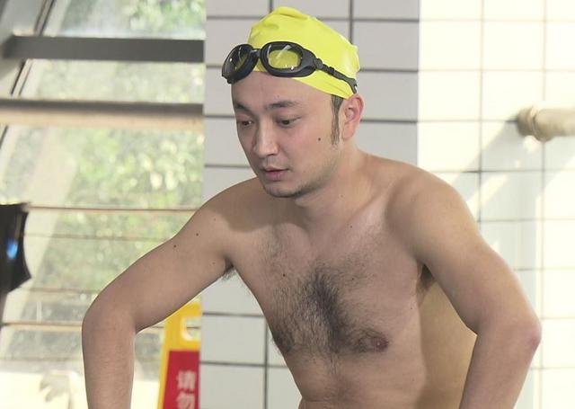 孙杨一把将撒贝宁扔进泳池 手放哪呢？
