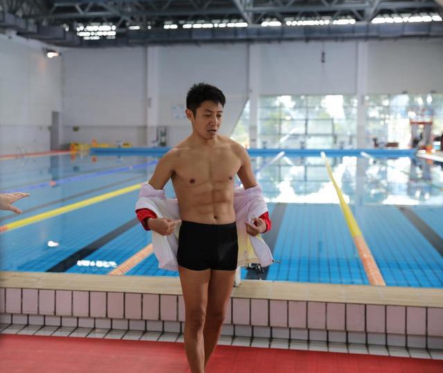 孙杨一把将撒贝宁扔进泳池 手放哪呢？
