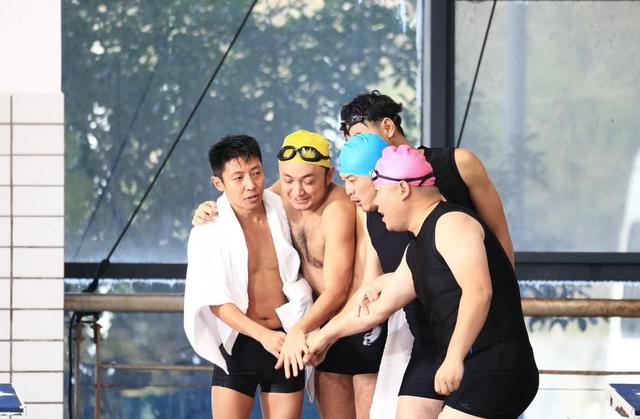 孙杨一把将撒贝宁扔进泳池 手放哪呢？