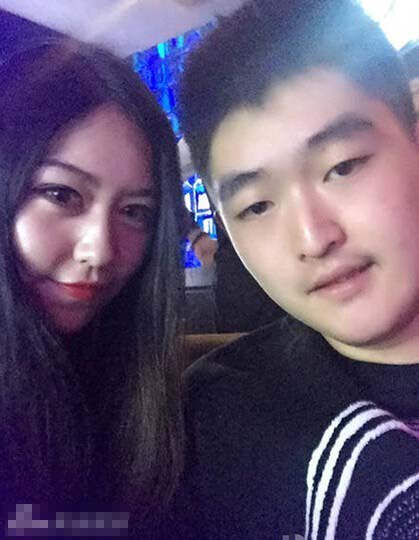 曝赵本山儿子夜店庆生 与众美女合影(图)