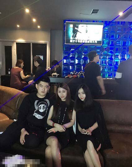 曝赵本山儿子夜店庆生 与众美女合影(图)