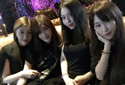 曝赵本山儿子夜店庆生 与众美女合影(图)