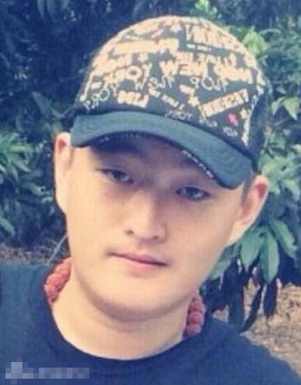 曝赵本山儿子夜店庆生 与众美女合影(图)