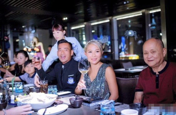 周焯华为爱妻庆生（资料图）