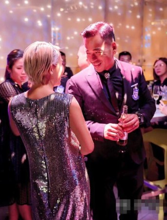 周焯华为爱妻庆生（资料图）