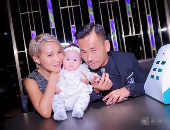 周焯华为爱妻庆生（资料图）