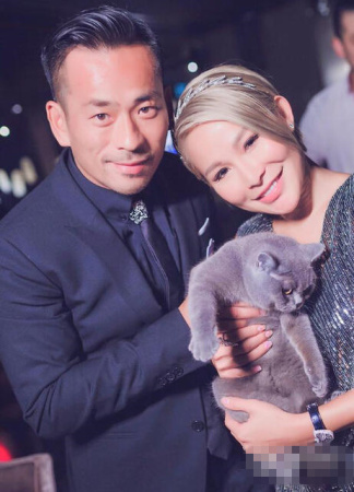 周焯华为爱妻庆生（资料图）