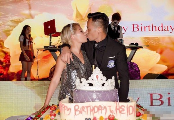 周焯华为爱妻庆生（资料图）