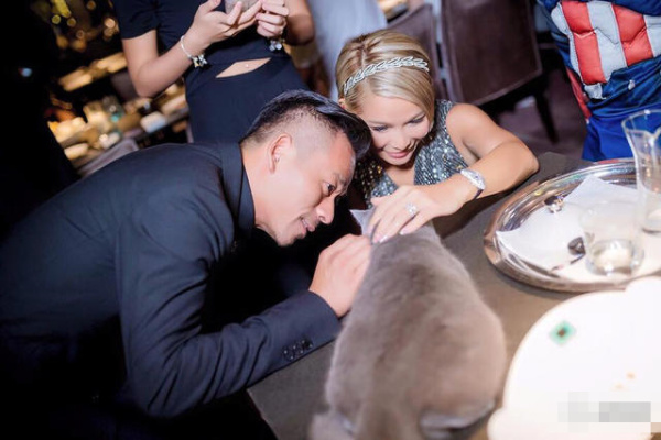 周焯华为爱妻庆生（资料图）