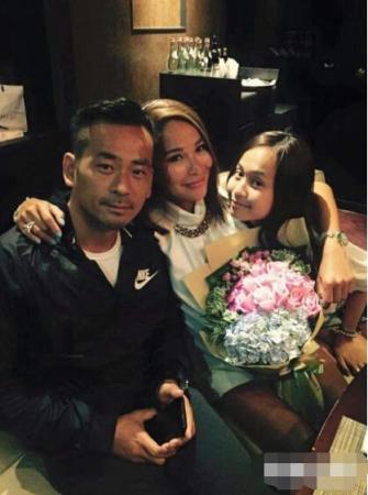 正宫陈慧玲和丈夫女儿的合影照(资料图)