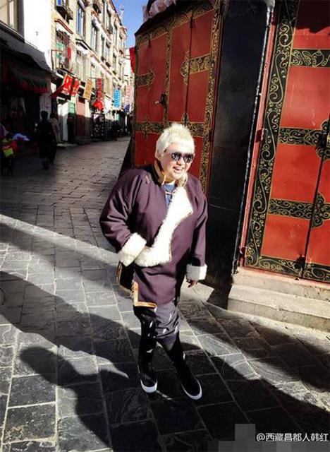 韩红穿藏服返乡民族风style 家中金碧辉煌引注目