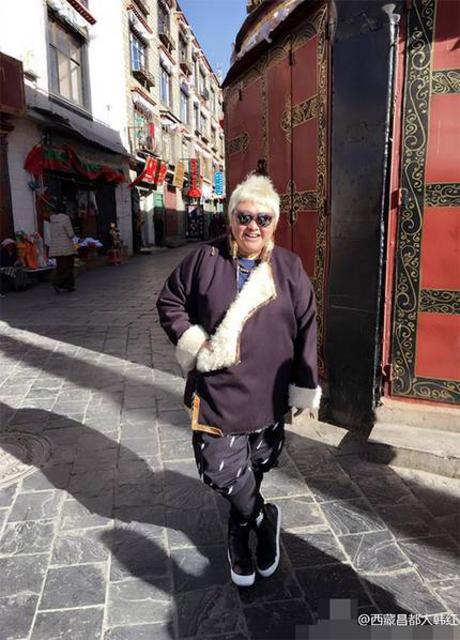 韩红穿藏服返乡民族风style 家中金碧辉煌引注目