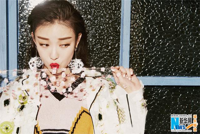 倪妮帅酷登封面春风拂面 柔美率性气场全开