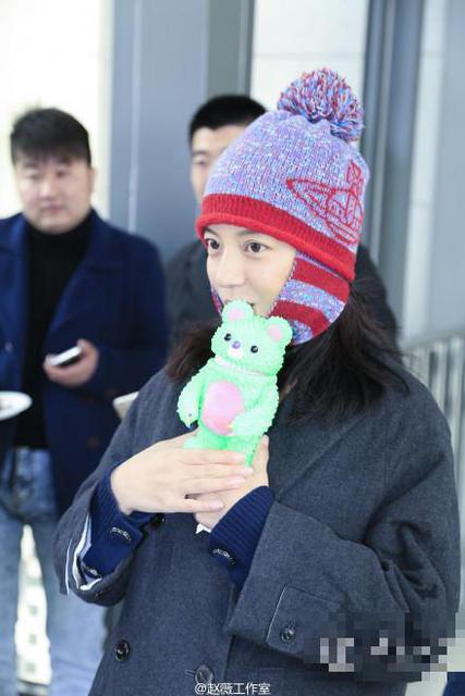 赵薇庆生全家福 小四月似缩小版小燕子 赵薇庆生全家福 小四月似缩小版小燕子