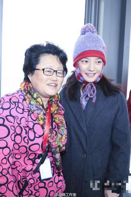 赵薇庆生全家福 小四月似缩小版小燕子 赵薇庆生全家福 小四月似缩小版小燕子