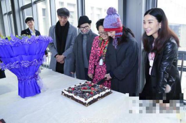 赵薇庆生全家福 小四月似缩小版小燕子 赵薇庆生全家福 小四月似缩小版小燕子