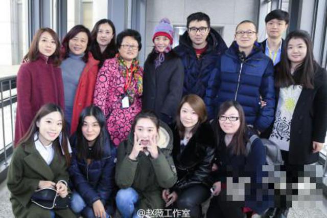 赵薇庆生全家福 小四月似缩小版小燕子 赵薇庆生全家福 小四月似缩小版小燕子