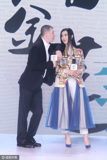 范冰冰被冯小刚拥抱赞胸挺大 当场羞红脸(图)