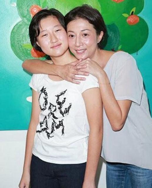 揭单亲妈妈心酸事 杨思琦为养女儿沦为啤酒妹 揭单亲妈妈心酸事 杨思琦为养女儿沦为啤酒妹