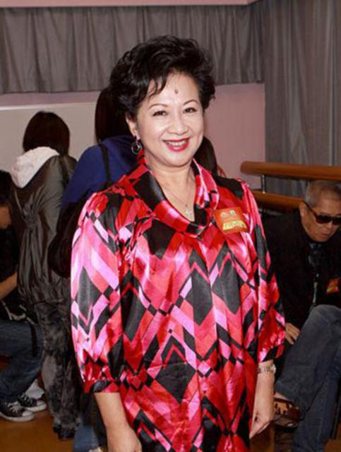 揭单亲妈妈心酸事 杨思琦为养女儿沦为啤酒妹 揭单亲妈妈心酸事 杨思琦为养女儿沦为啤酒妹