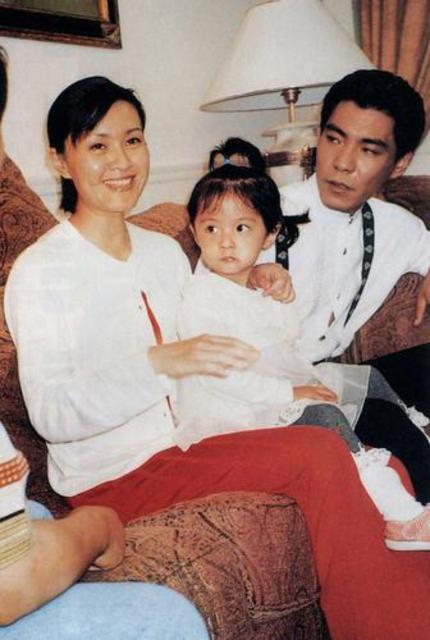 揭单亲妈妈心酸事 杨思琦为养女儿沦为啤酒妹 揭单亲妈妈心酸事 杨思琦为养女儿沦为啤酒妹