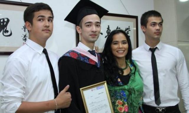 揭单亲妈妈心酸事 杨思琦为养女儿沦为啤酒妹 揭单亲妈妈心酸事 杨思琦为养女儿沦为啤酒妹