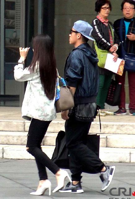 郑恺变24孝男友 与90后女友挽手超甜蜜(图)