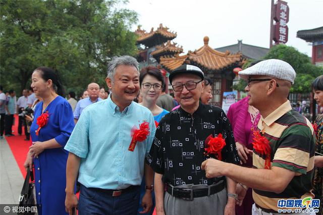 87版《红楼梦》剧组重聚 邓婕气质依旧“宝玉”头发花白