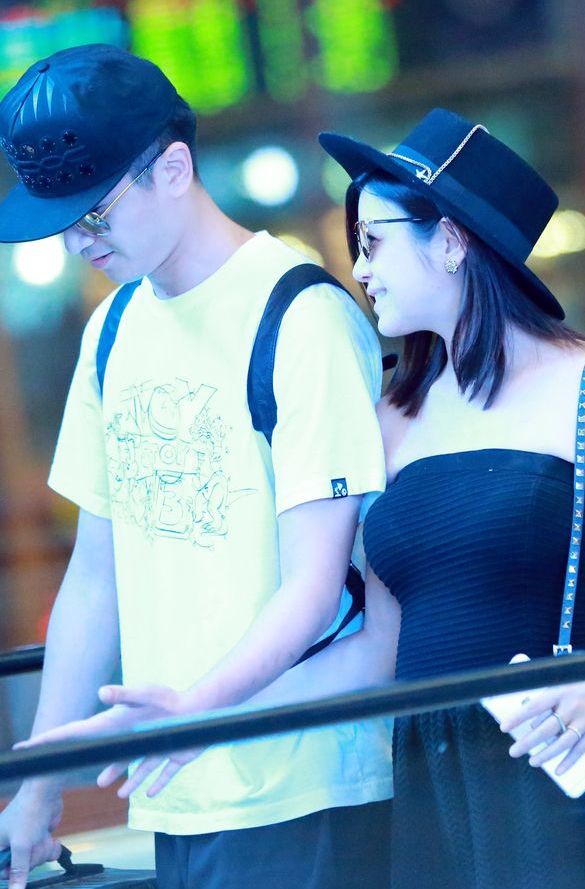 陈妍希抹胸裙孕肚明显 与老公秀恩爱