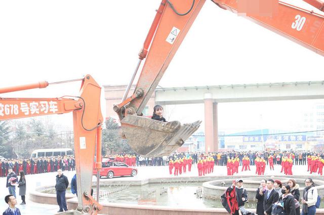 柳岩空降蓝翔技校 坐挖掘机引众人围观(组图)