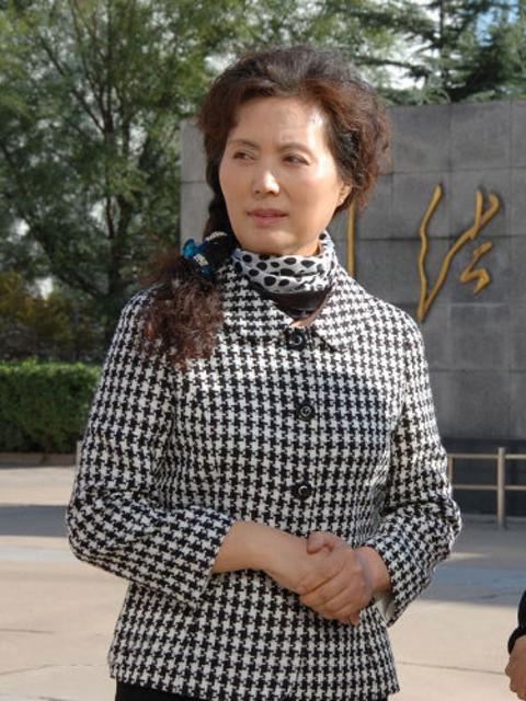赵忠祥朱军刘芳菲助阵音乐会 温玉娟优雅迷人