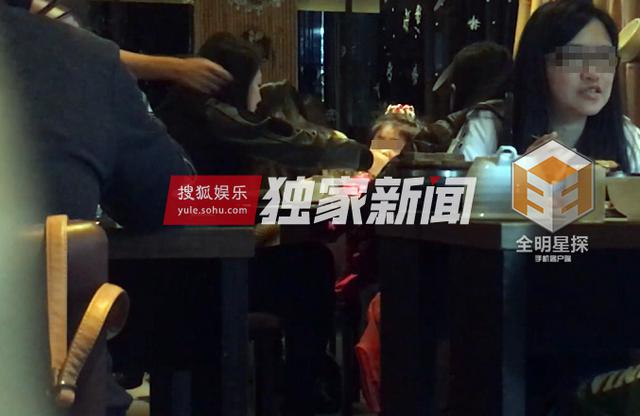 组图：钟汉良再被曝隐婚生女 与妻子两度同框
