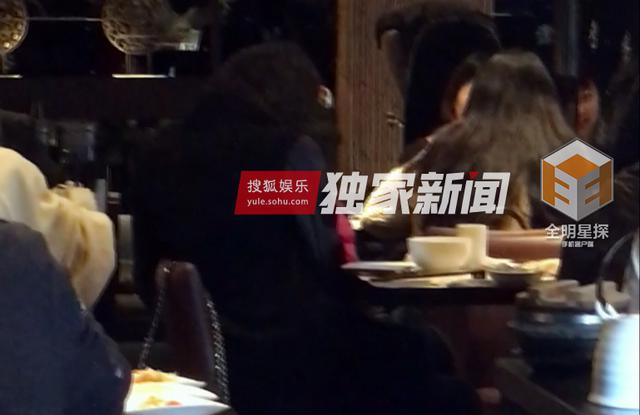 组图：钟汉良再被曝隐婚生女 与妻子两度同框
