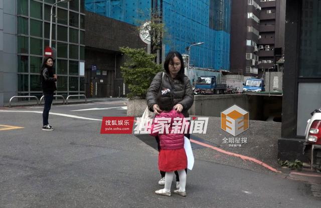 组图：钟汉良再被曝隐婚生女 与妻子两度同框