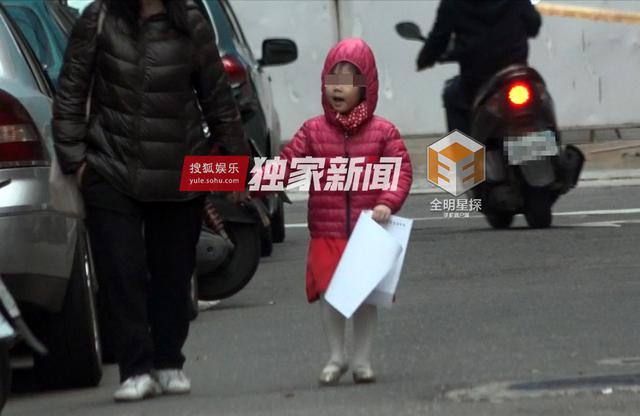 组图：钟汉良再被曝隐婚生女 与妻子两度同框