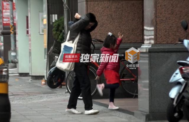 组图：钟汉良再被曝隐婚生女 与妻子两度同框