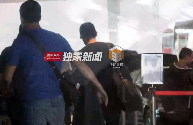 组图：钟汉良再被曝隐婚生女 与妻子两度同框