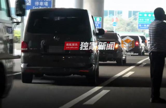 组图：钟汉良再被曝隐婚生女 与妻子两度同框