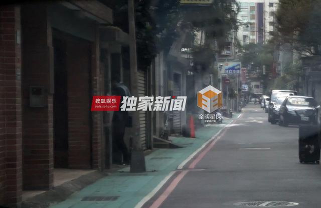 组图：钟汉良再被曝隐婚生女 与妻子两度同框