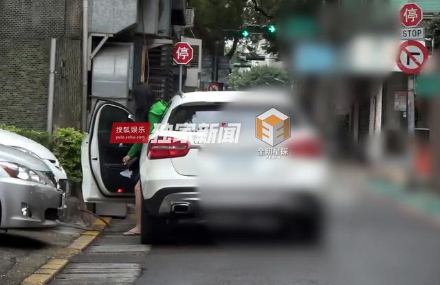 组图：钟汉良再被曝隐婚生女 与妻子两度同框
