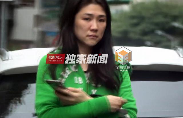 组图：钟汉良再被曝隐婚生女 与妻子两度同框