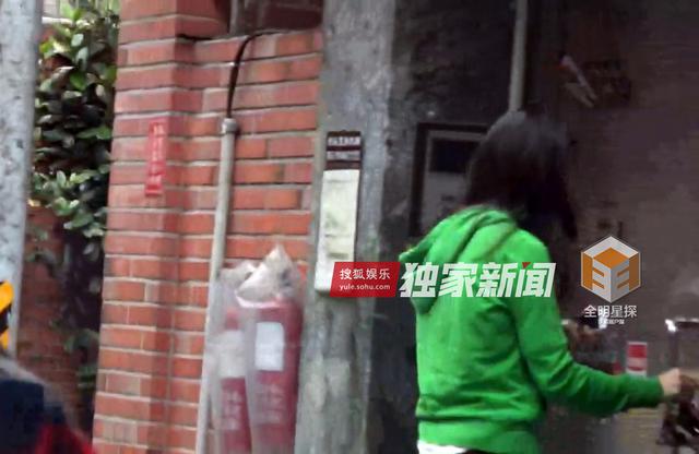 组图：钟汉良再被曝隐婚生女 与妻子两度同框