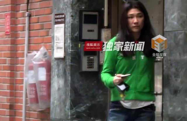 组图：钟汉良再被曝隐婚生女 与妻子两度同框