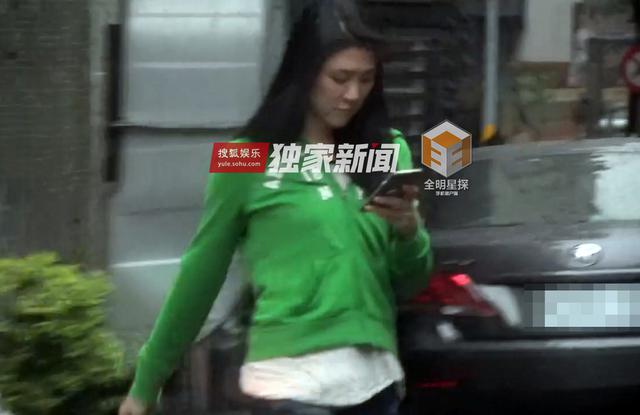 组图：钟汉良再被曝隐婚生女 与妻子两度同框