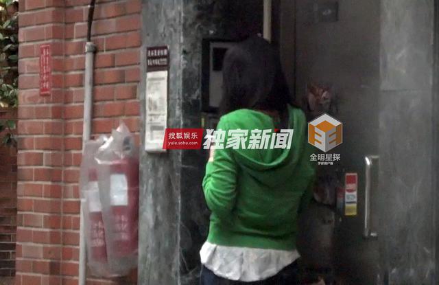 组图：钟汉良再被曝隐婚生女 与妻子两度同框
