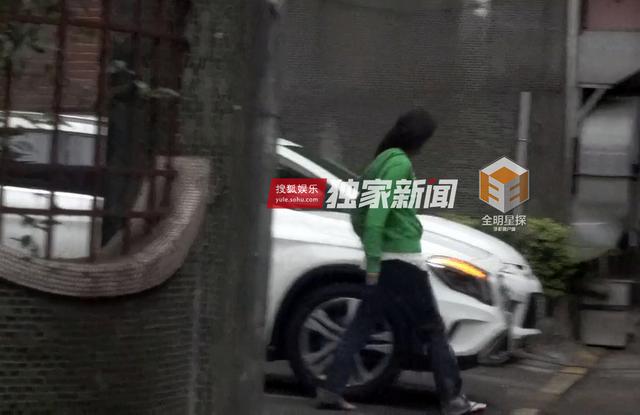组图：钟汉良再被曝隐婚生女 与妻子两度同框