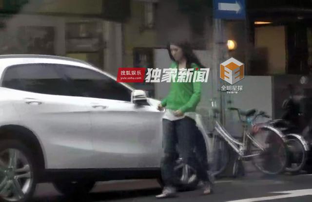 组图：钟汉良再被曝隐婚生女 与妻子两度同框